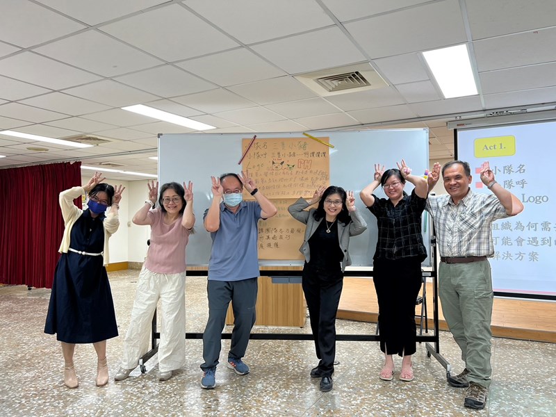 講座與學員一同比出代表小組的動作