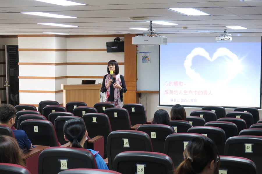 蘇真以講座介紹自身經歷，並開始課程