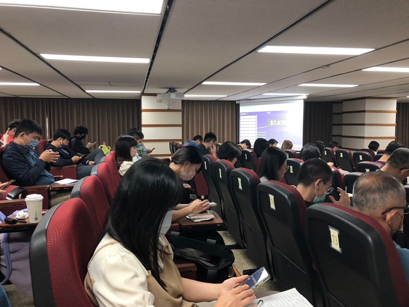 學員使用手機參與互動遊戲
