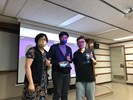 互動遊戲第一名學員與講師及中心主任合影