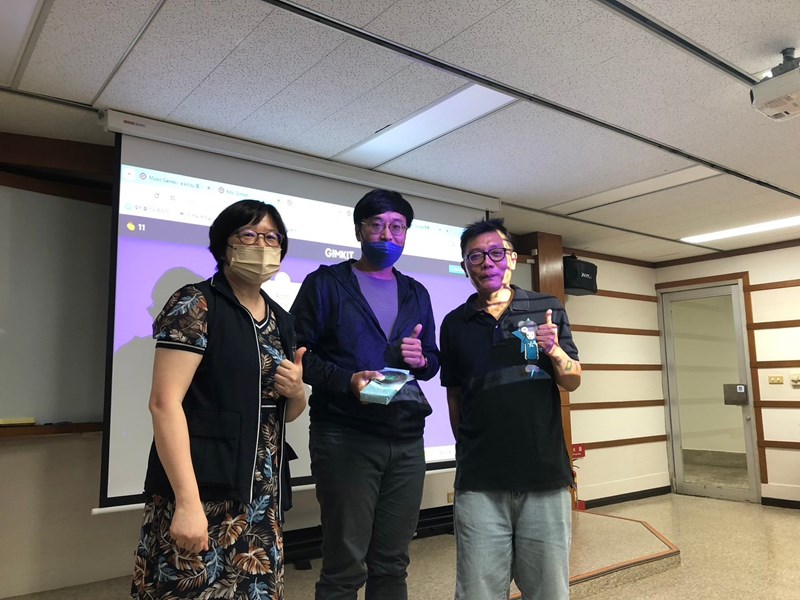互動遊戲第一名學員與講師及中心主任合影