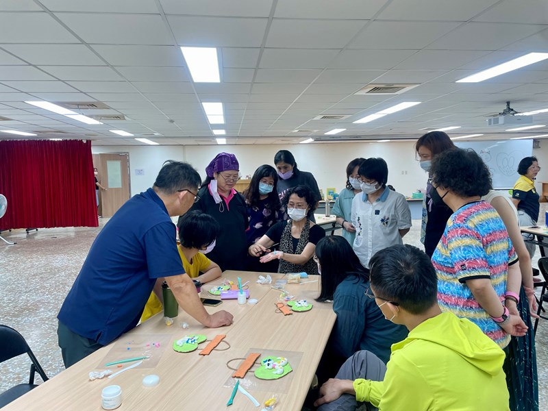 講師示範紙黏土雕塑
