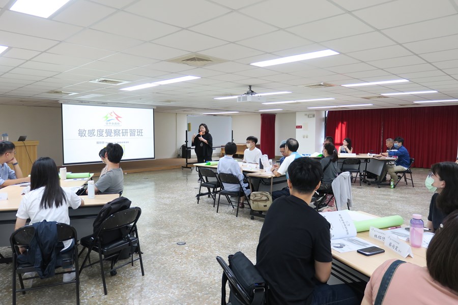 講師開場