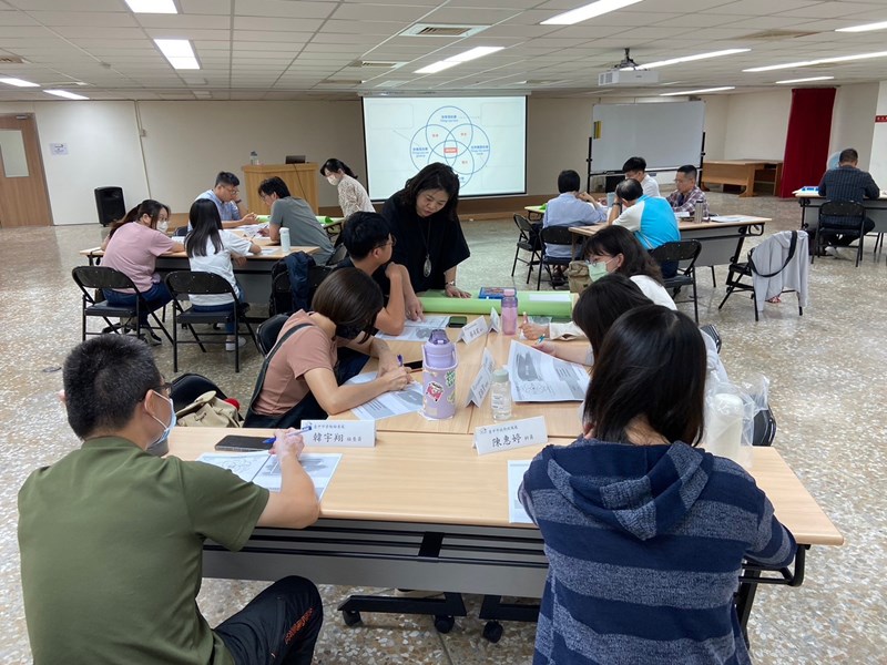 講師與學員討論