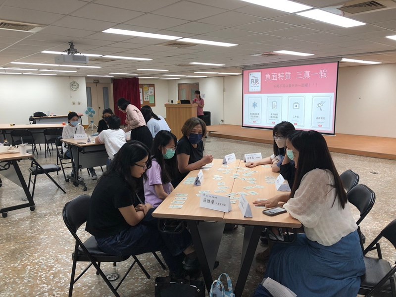 小組進行桌遊活動