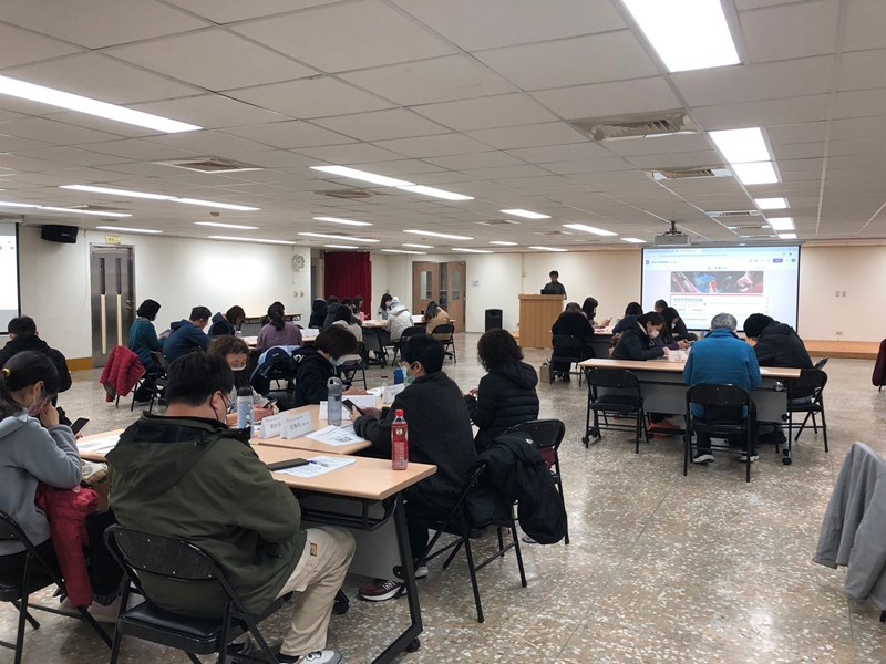 學員使用手機填答課中測驗