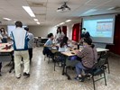 講師與學員討論