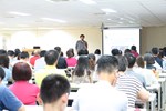 講師分享書中內容，學員認真聆聽