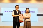 祕書長黃崇典致贈禮品
