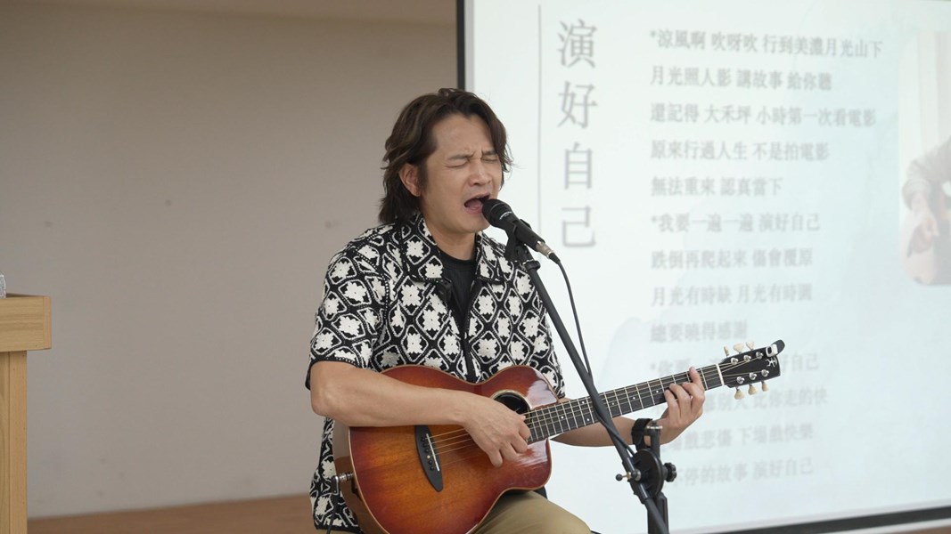 老師於課程中彈唱