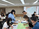 講師參與小組討論