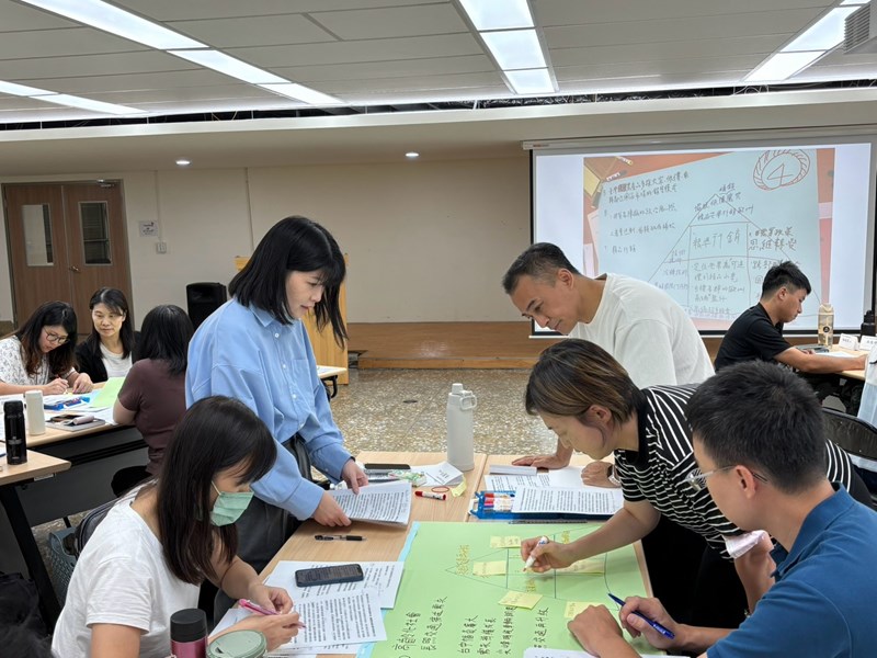 講師參與小組討論