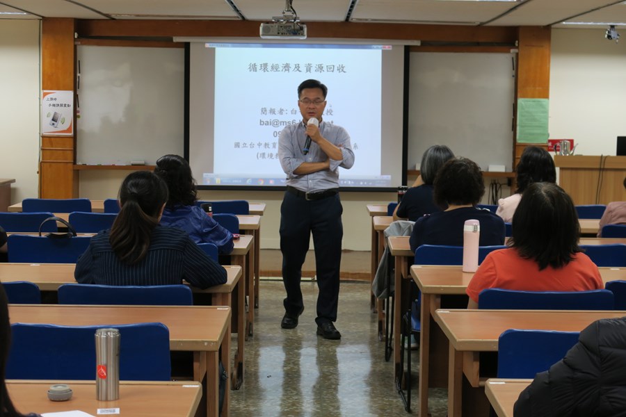 講師站在前台認真講授課程