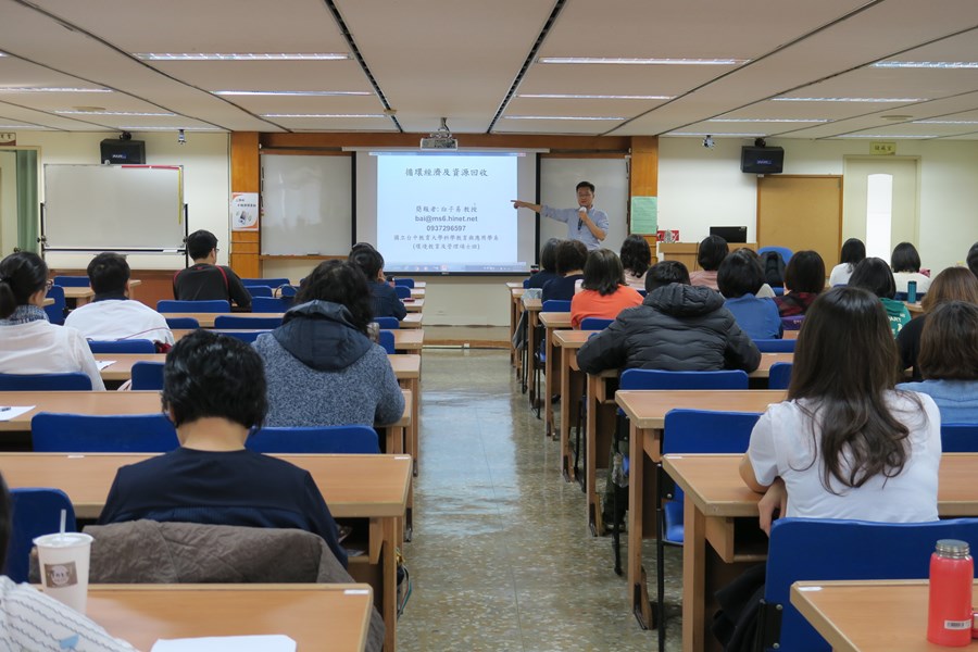 講師利用手勢提點學員重點