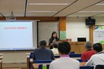 老師藉由簡報內容，引導學員進入課程內容。