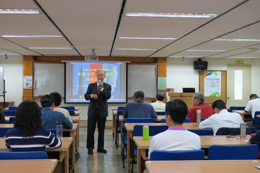 老師分享著，擔任外交大使所遇到的困難案例，來輔助課程內容。