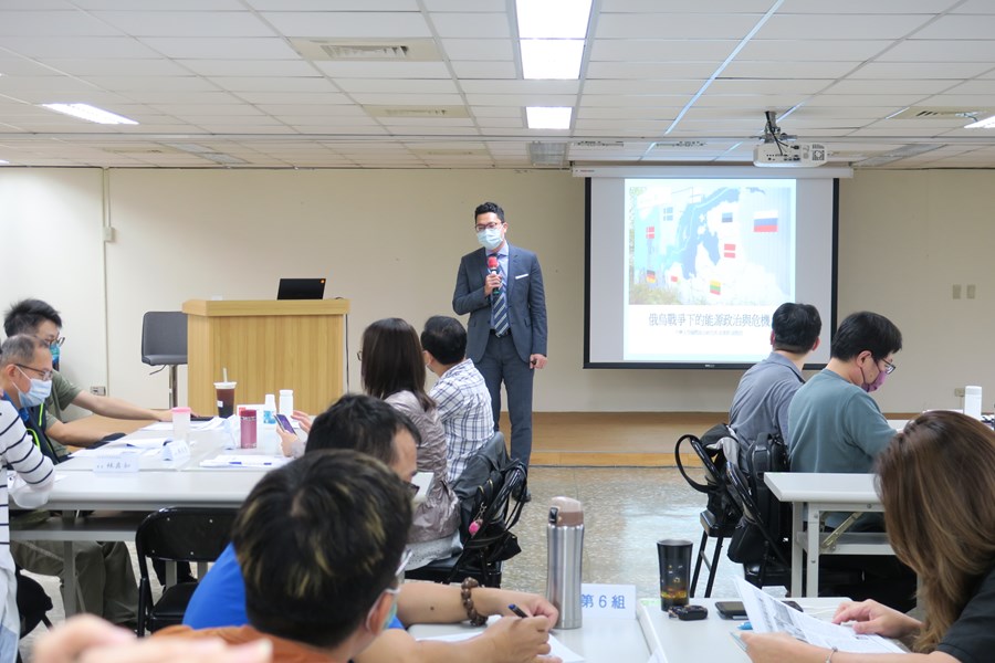 11.8-榮幸邀請崔講座講授第4堂[國際情勢]課程