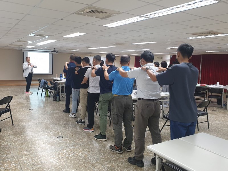 講師引導學員從按摩演練觀察、提問與反映